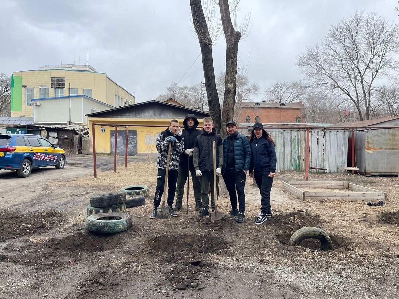 Члены Молодежного совета при Думе УГО убрали старые шины во дворе жилого  дома | 01.04.2024 | Уссурийск - БезФормата